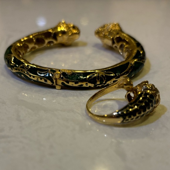 Vintage Lion Head ring and matching bracelet with emerald green enamel accents. - Picture 9 of 13